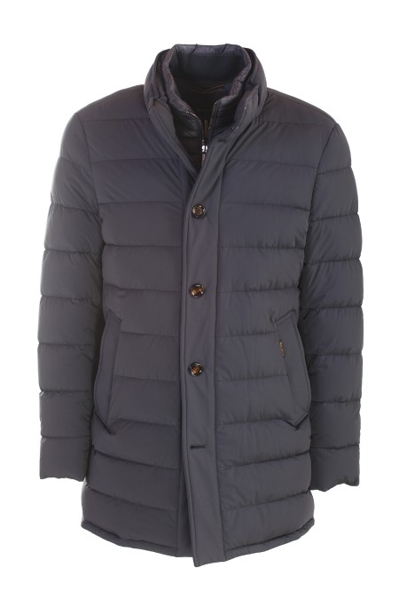 Shop MOORER  Piumino: Moorer cappotto monopetto "Caligari Kn" dalla linea dritta trapuntato in piuma d’oca. 
Il corpetto trapuntato staccabile è realizzato in tessuto down-proof, con dettaglio interno in maglia rasata. 
Abbottonatura con asole e bottoni in corno.
Tasche laterali. 
Internamente trapuntato sulla schiena.
Tasche interne porta valori.
Composizione tessuto: 88%PA 12%PU.
Fabbricato in Italia.. CALEGARI KN-0025